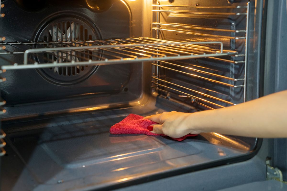 Cleaning the oven in a homemade way