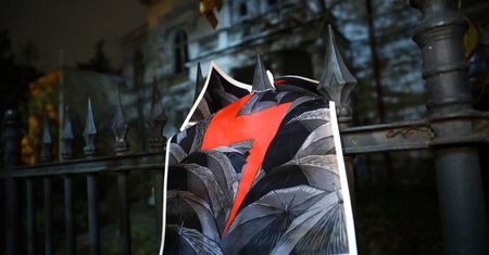 Warszawa. Policjanci weszli do mieszkania i ściągnęli flagę Polski z błyskawicą