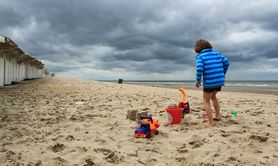 4-latek sam na plaży. Pamiętał tylko, że parawan był w rybki