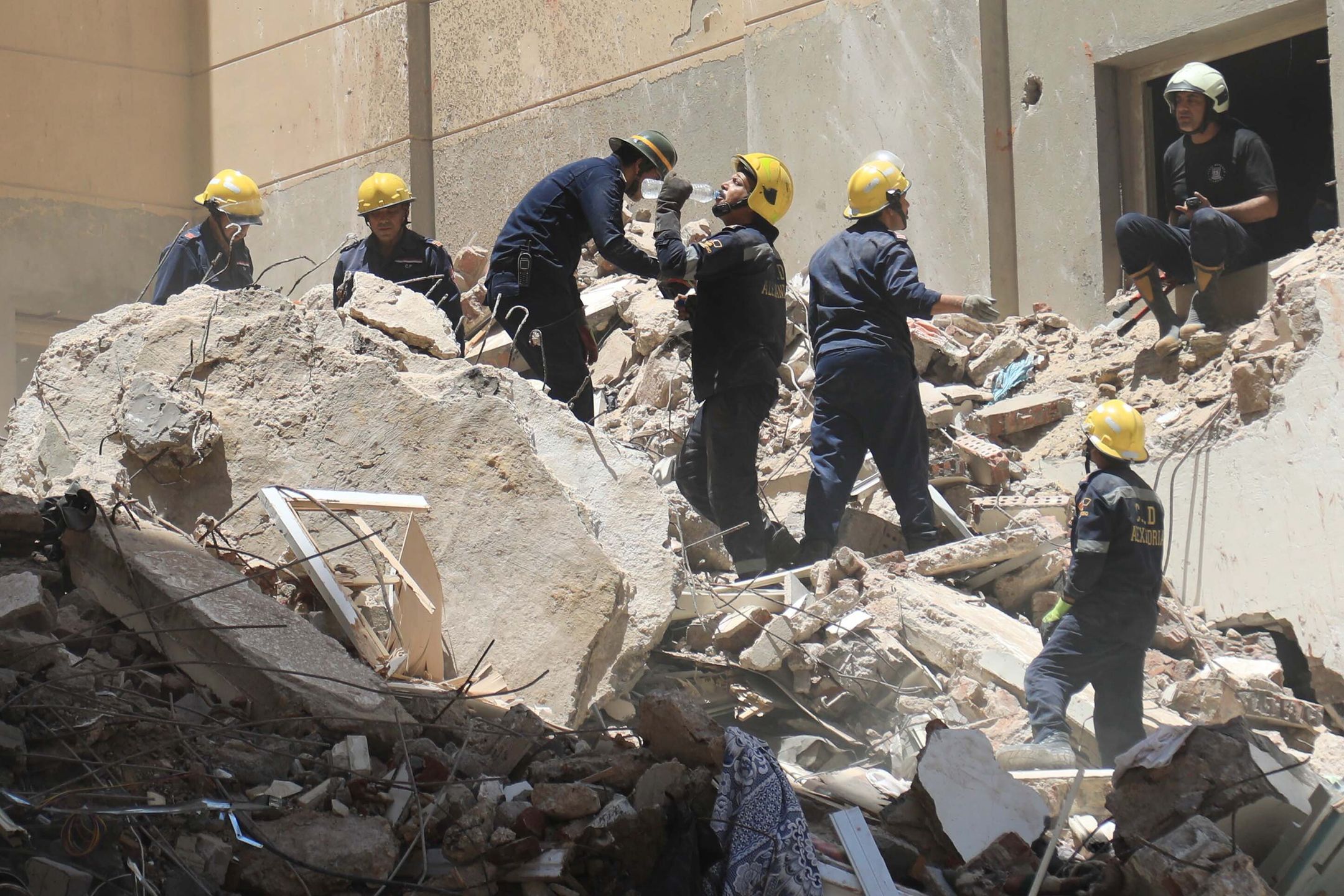 Civil defense personnel search for survivors amid the rubble of a collapsed 13-storey-building in Alexandria, Egypt, 26 June 2023. A number of the building residents are feared to be trapped beneath the rubble, however the exact number of people is yet to be known. EPA/STR Dostawca: PAP/EPA.