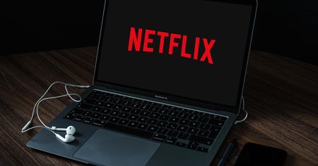 Chcesz kupić „tanie konto Netflix”? Lepiej się zastanów