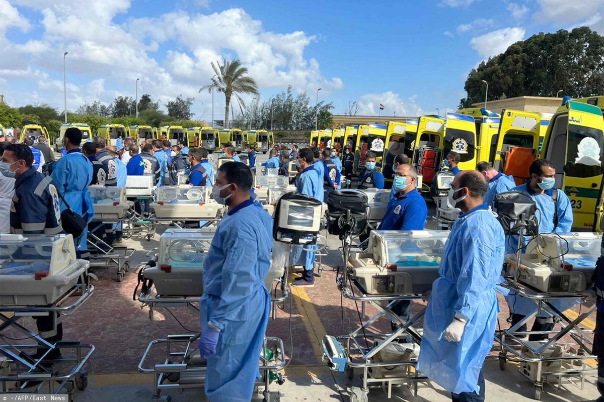 Egipscy medyczy w oczekiwaniu na karetki ze wcześniakami z Gazy