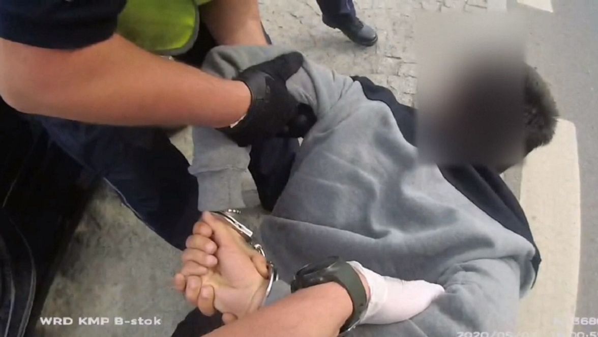 Kierowca opla rzucał nożami w policjantów