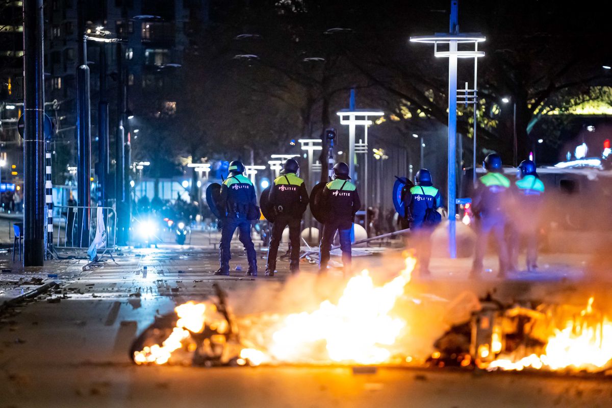W nocy z soboty na niedzielę policja starła się demonstrantami w Hadze. Dzień wcześniej doszło do zamieszek w Rotterdamie (na zdjęciu) 