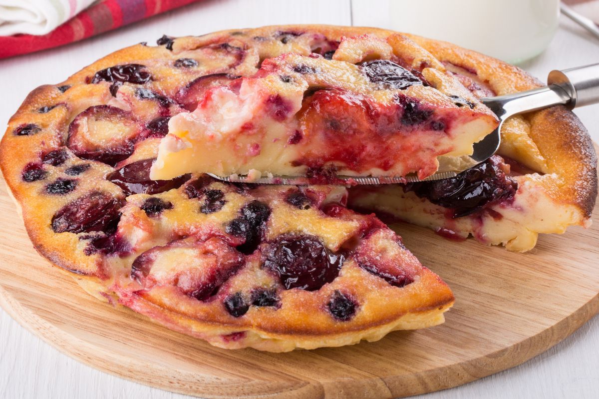 Plum and custard cake: A twist on a classic that delights