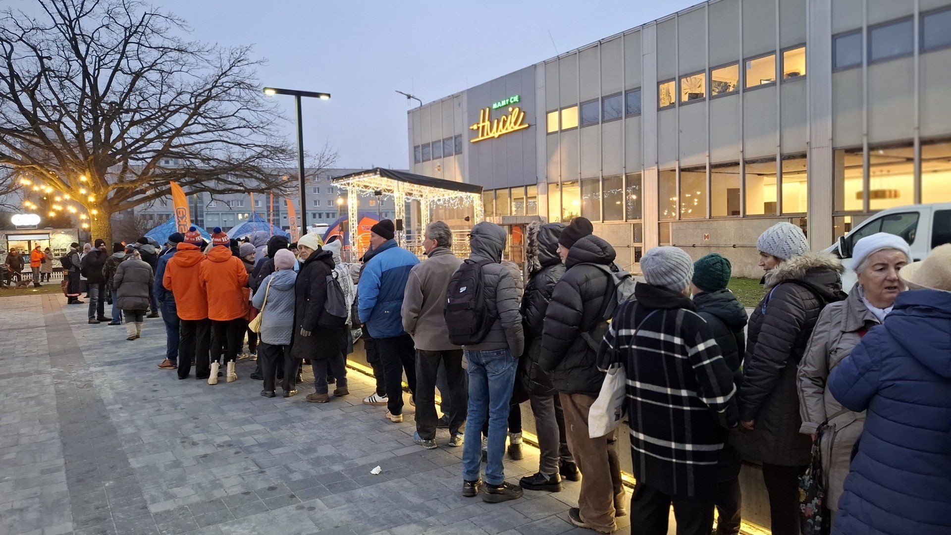 Kolejka po świątecznego karpia w Krakowie jest ogromna