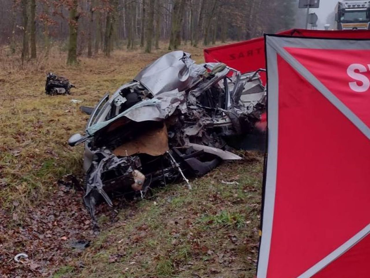 Gołuchów: Tragiczny wypadek. 32-letni kierowca zginął na miejscu