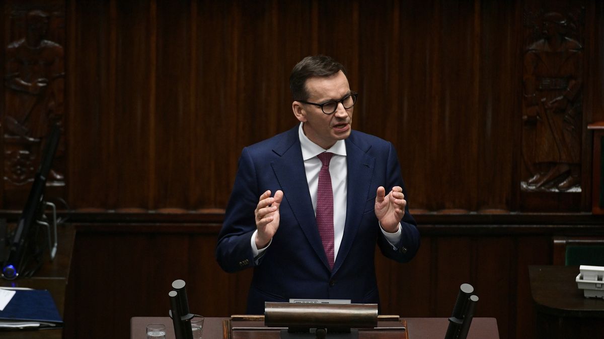 Warszawa, 26.05.2022. Premier RP Mateusz Morawiecki przemawia na sali obrad w drugim dniu posiedzenia Sejmu w Warszawie, 26 bm. Posłowie debatują nad wnioskiem o wyrażenie wotum nieufności wobec ministra sprawiedliwości Zbigniewa Ziobry. (aldg) PAP/Marcin Obara