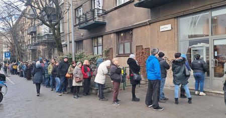 Kraków: Tłusty czwartek. Długie i kręte kolejki pod krakowskimi cukierniami. Tu trochę sobie poczekamy