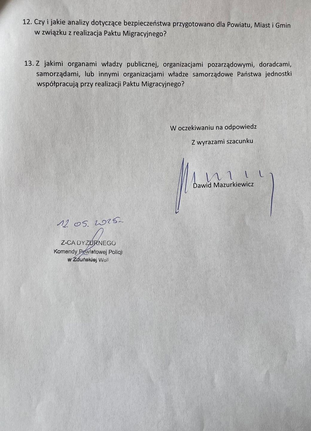 Dawid Mazurkiewicz, radny PiS w Zduńskiej Woli atakuje, choć nic o tym nie wie. Chodzi o obcokrajowców. Dziwaczne zachowanie policji