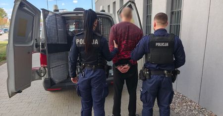 Strzelał z balkonu do przechodniów. 40-latek z Piły trafi za kratki