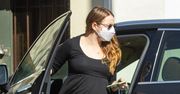 Ciężarna Emma Stone na spacerze. Jej brzuch jest już ogromny