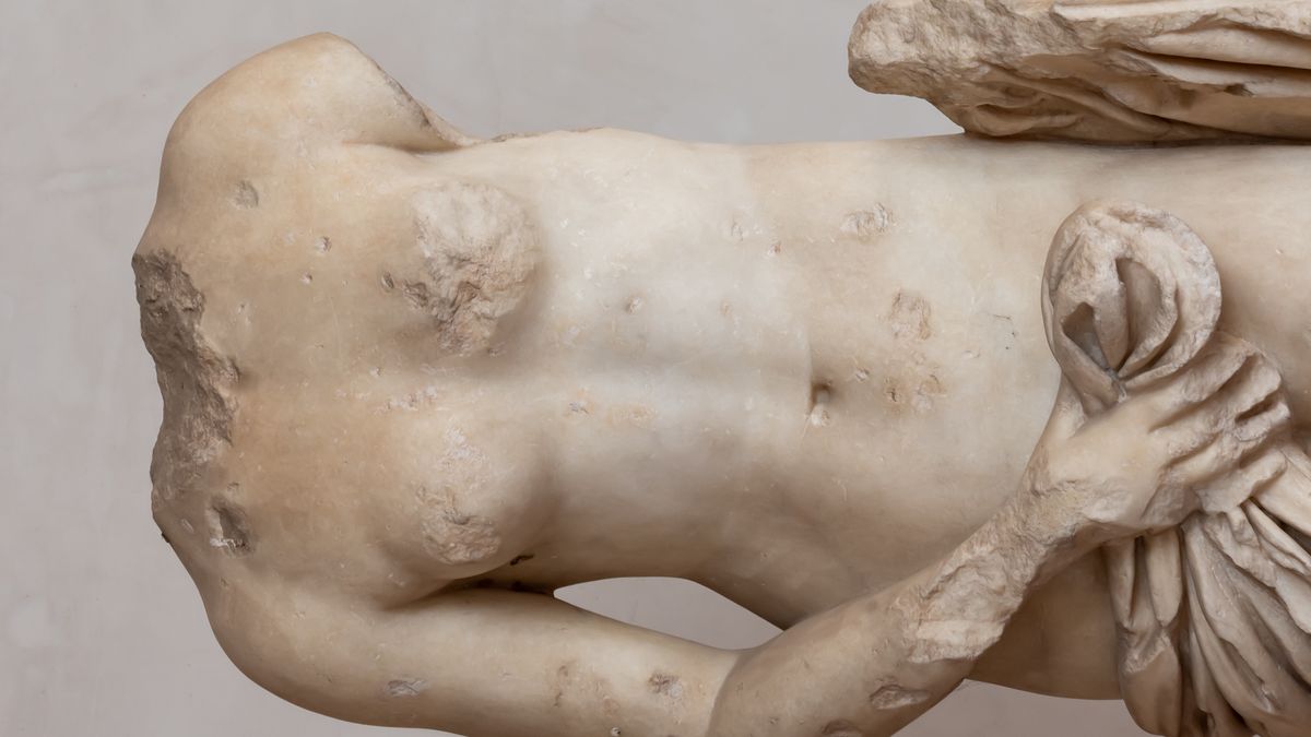 Rzeźba kobiety bez głowy 