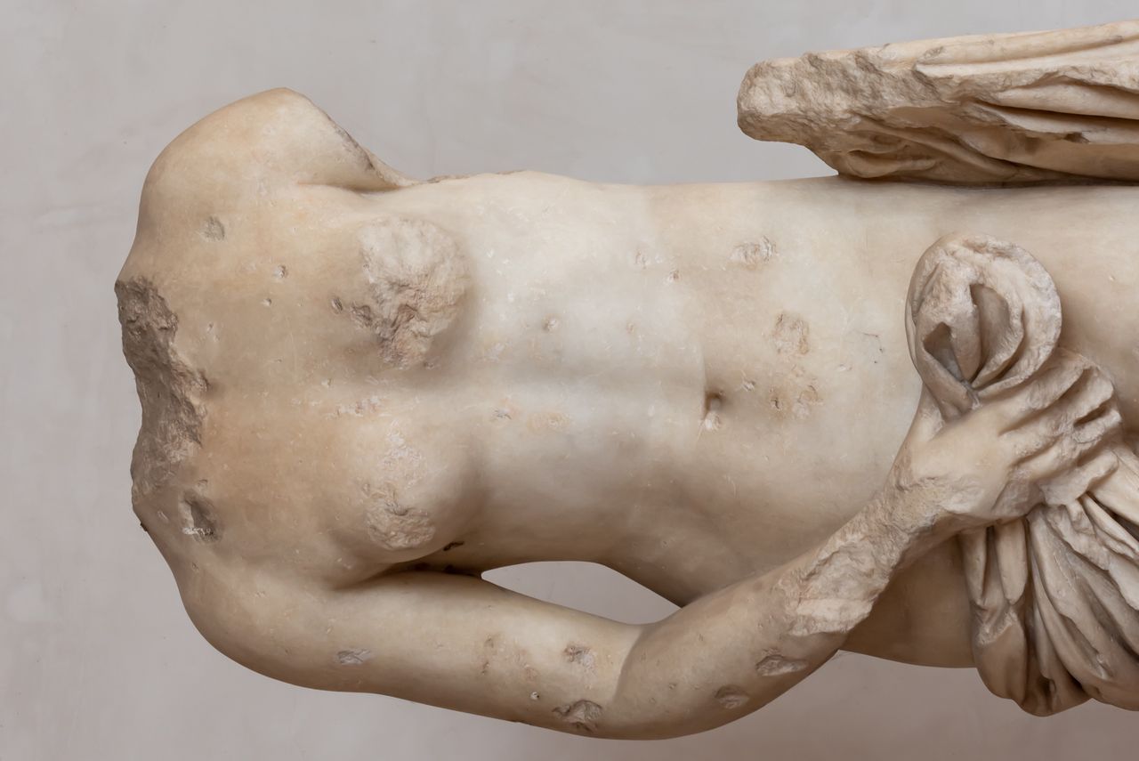 Sculpture of a headless woman (illustrative photo)