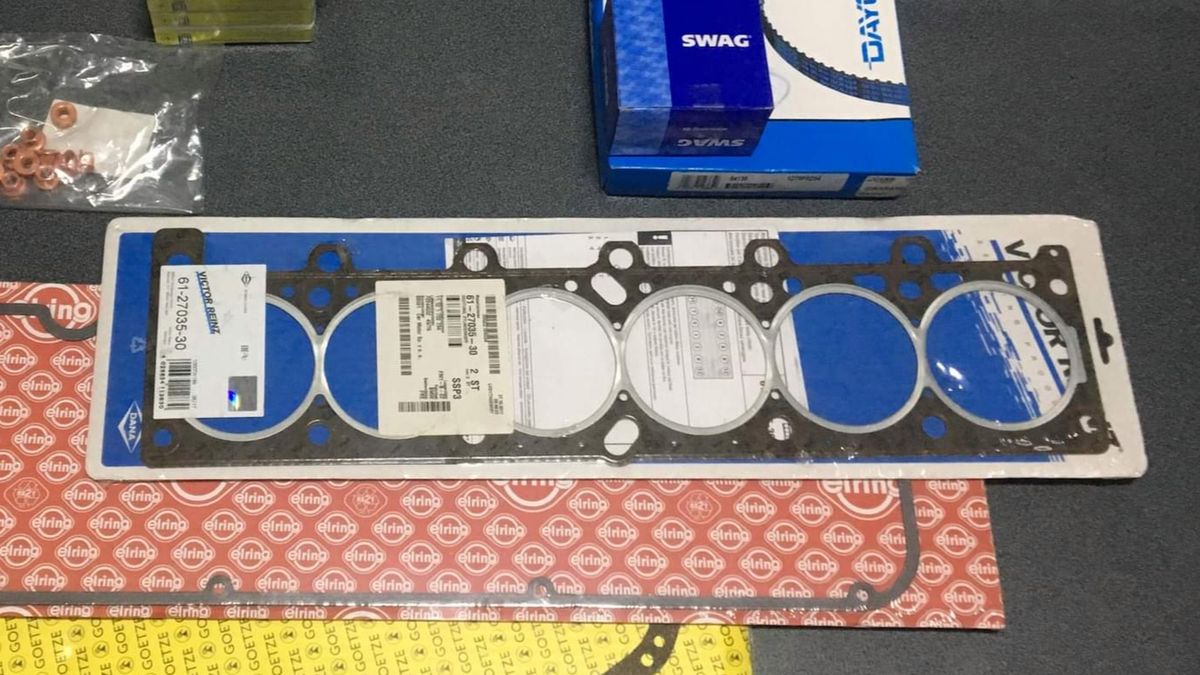 Nowa uszczelka pod głowicą gotowa do zamontowania