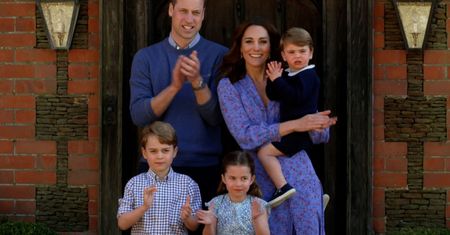 Kate Middleton w błękitnej kreacji w kwiaty. Ta sukienka na wiosnę to najgorętszy trend