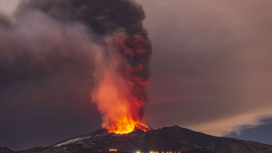 Erupcja Etny 10 lutego 2022 roku widziana z Katanii 