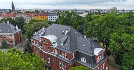 Zabytkowe dachy odzyskują dawny blask. Historyczne budynki przy Jarochowskiego i Wyspiańskiego w nowej szacie