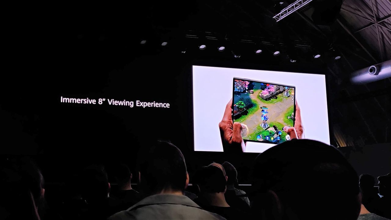 Huawei Mate Xs po rozłożeniu oferuje ekran o przekątnej 8 cali, fot. Piotr Urbaniak.