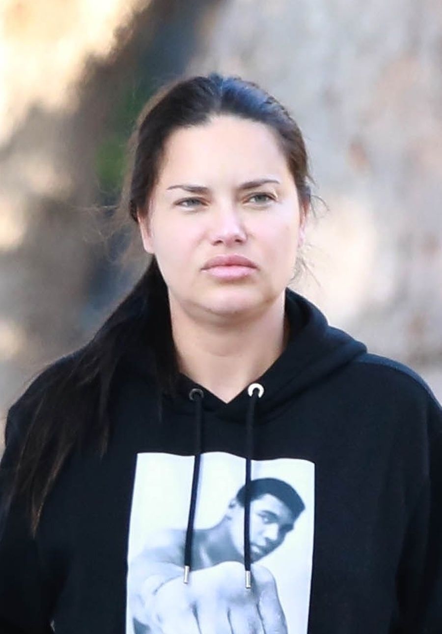 Naturalna Adriana Lima na spacerze w Los Angeles