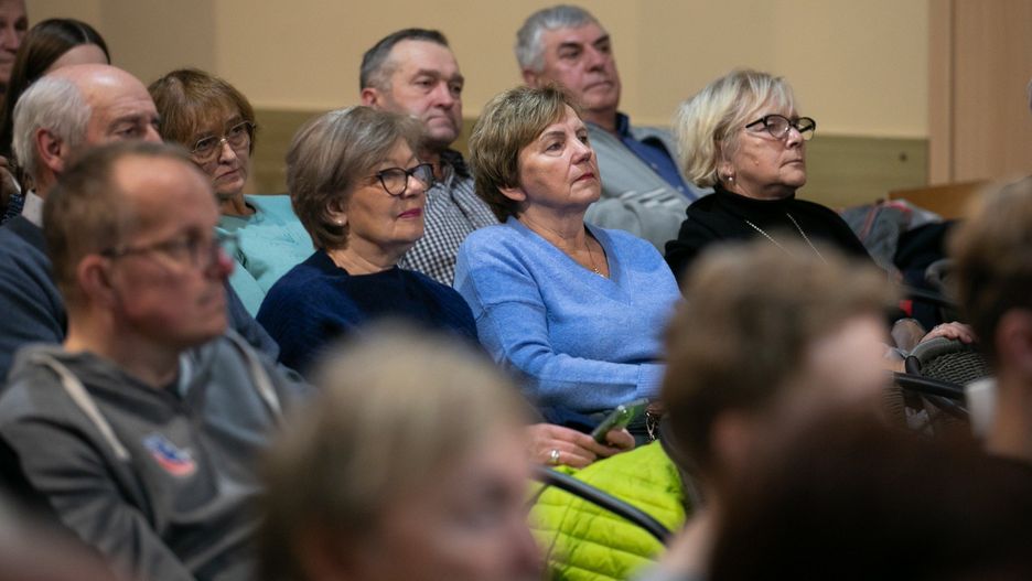 Film &#34;W karbidowym pyle. Smukała 1941-1943&#34; upamiętnia ofiary obozu przesiedleńczego. W czasie okupacji więziono tam około 4000 osób, z czego około 400 zmarło - w większości dzieci.