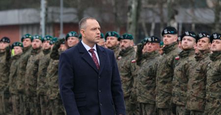 "Kompletna bzdura". Fala komentarzy po słowach Nawrockiego ws. migów