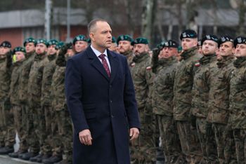 "Kompletna bzdura". Fala komentarzy po słowach Nawrockiego ws. migów