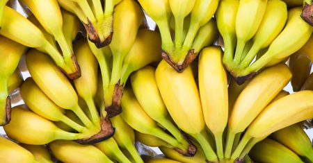 Super trik z bananem i igłą. Zaimponujesz znajomym