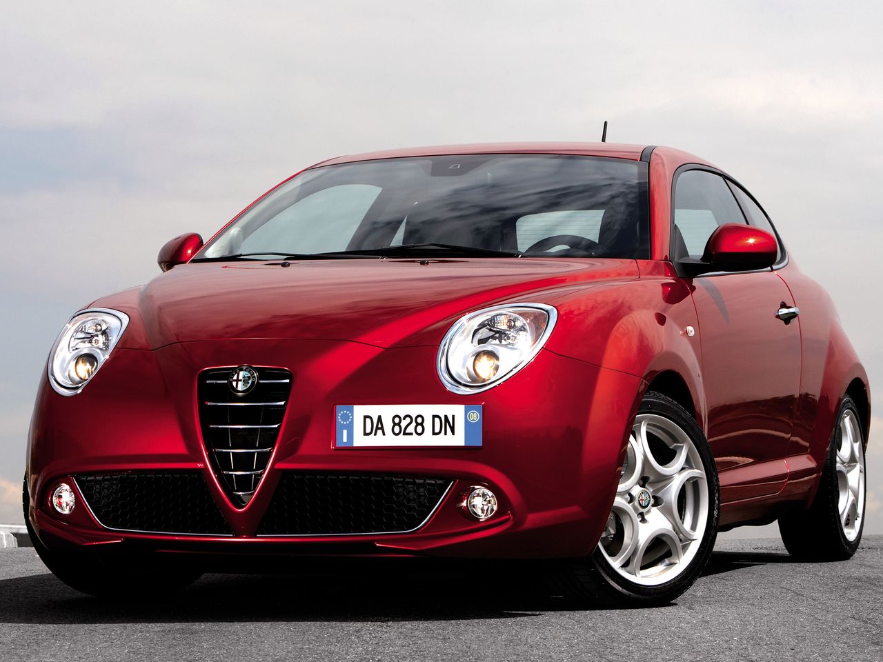 Na drugim miejscu jest inna pozycja z Włoch. W 2008 roku zobaczyliśmy, co wyjdzie z przebrania Fiata Grande Punto w Alfę Romeo 8C. Efektem jest model MiTo. Nazwa, podobnie jak sam samochód, jest mieszanką – pochodzi od nazw dwóch miast, z których pochodzi: Milano (Mediolan) i Torino (Turyn).