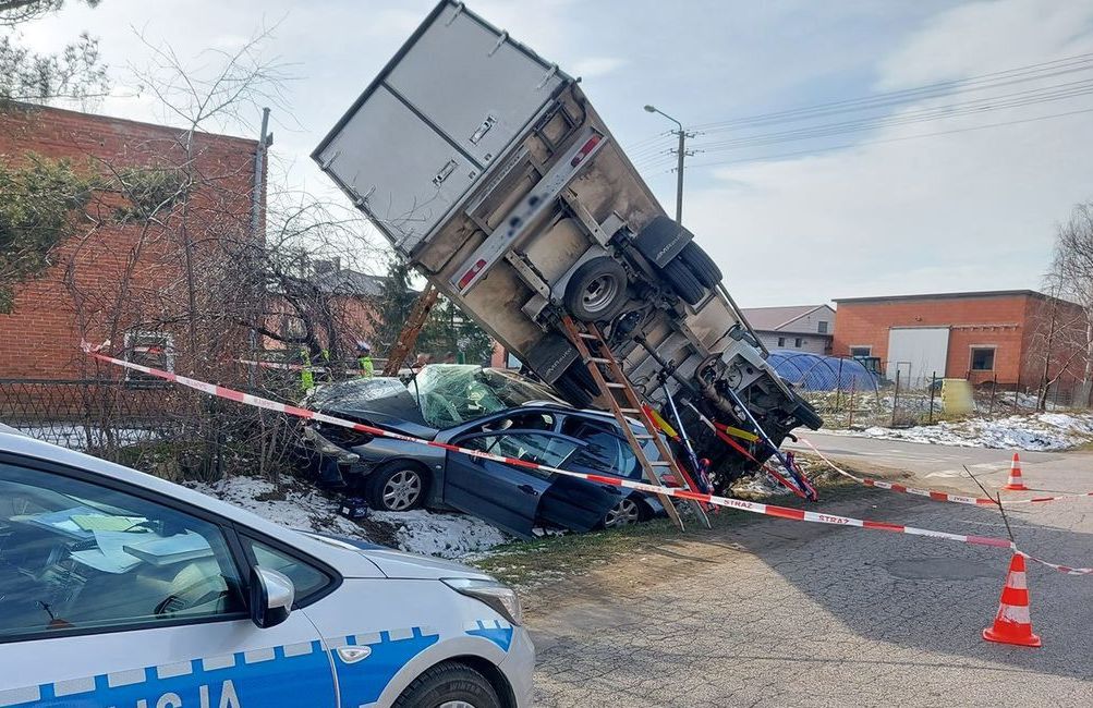 Łódzkie: auto dostawcze przygniotło osobówkę. Cztery osoby ranne