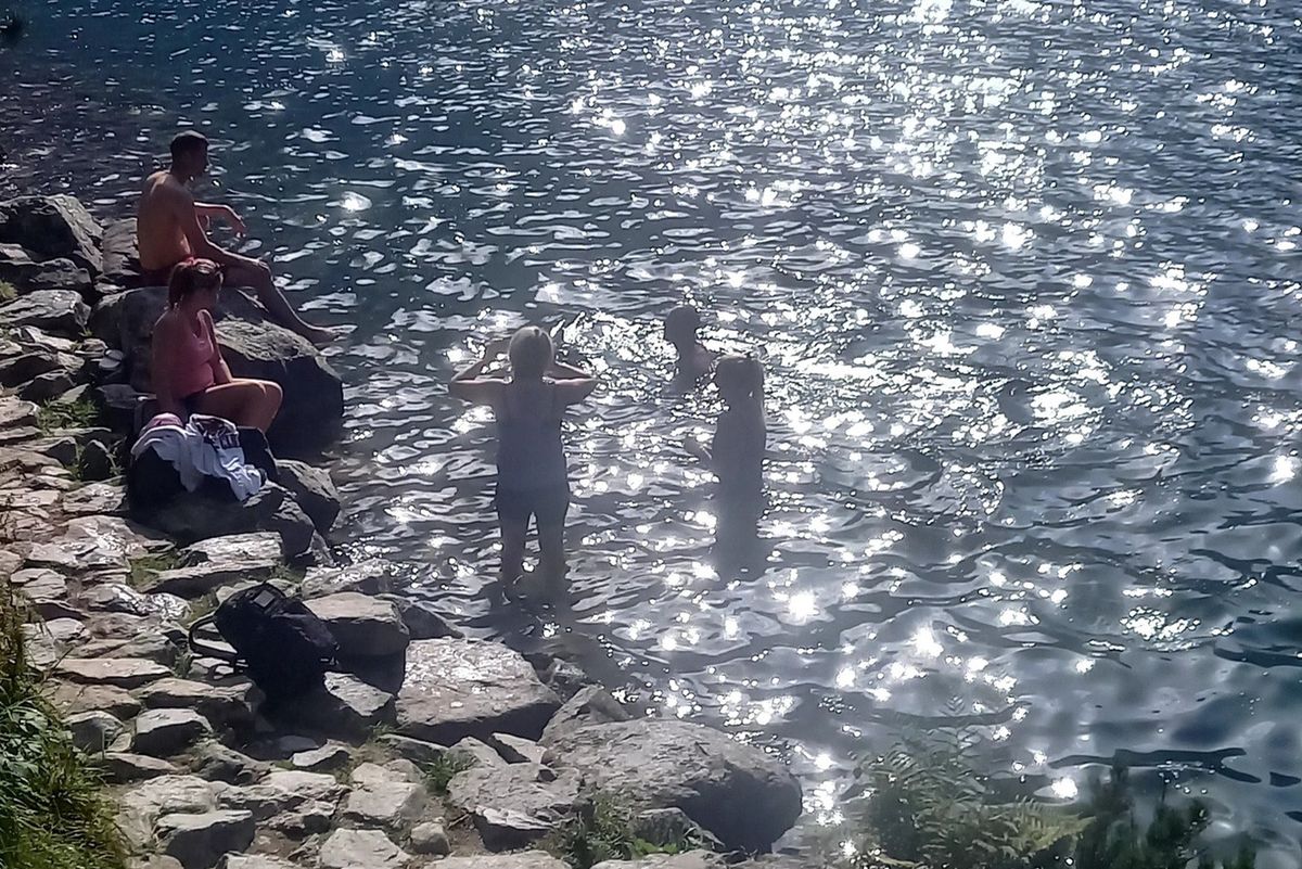 Turyści kąpali się w Morskim Oku