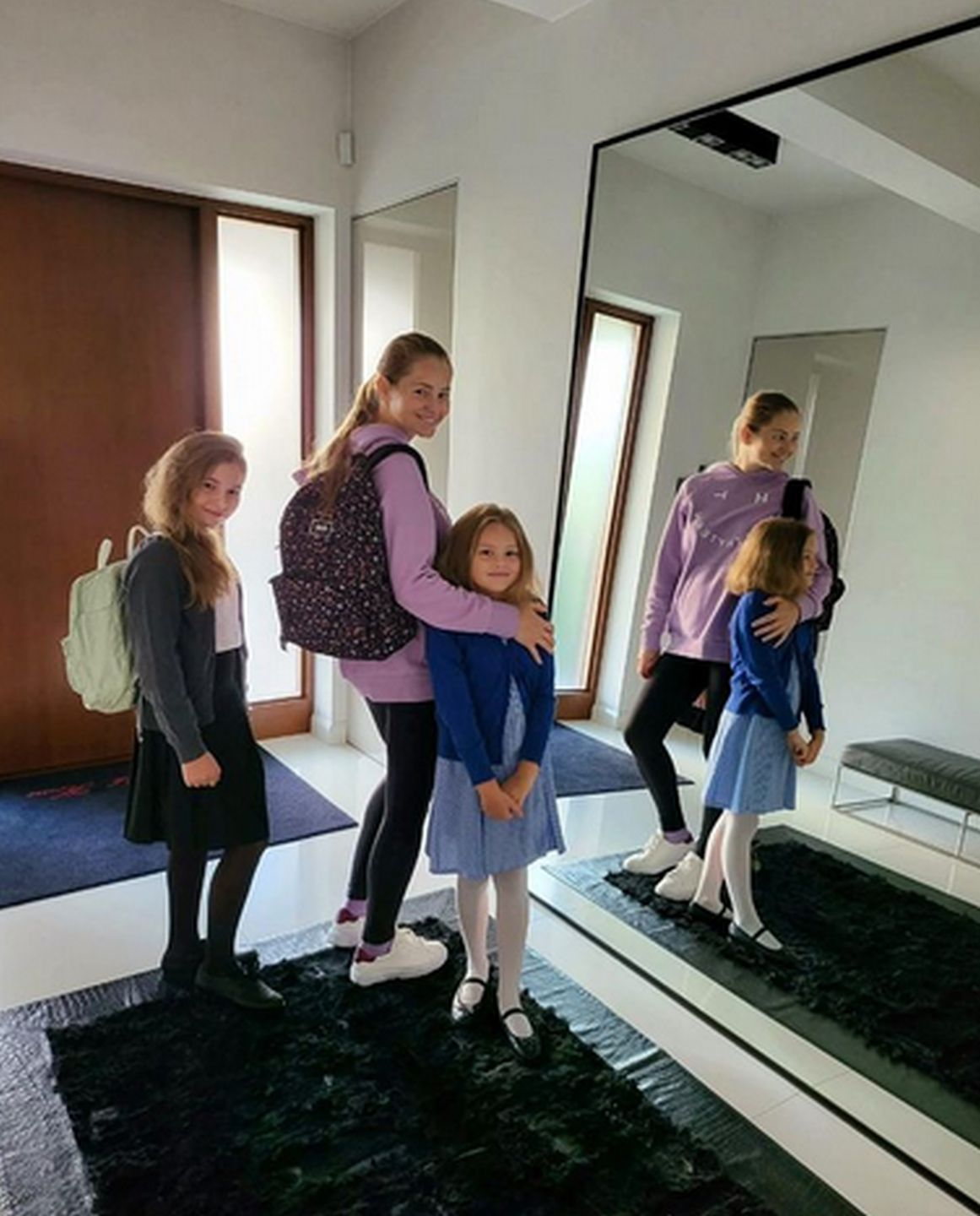 Agata Rubik prowadzi córki do szkoły i wyraża nadzieję na rok szkolny "bez zakłóceń"