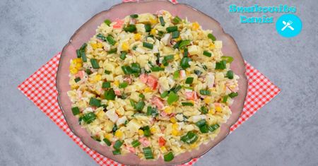 Sałatka z surimi, makaronem i żółtym serem. Prosta i pyszna przystawka na imprezę ze znajomymi