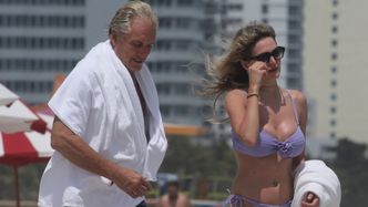 67-letni Dolph Lundgren i jego 29-letnia żona wygrzewają kości na plaży w Miami