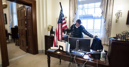 USA. Wtargnął na Kapitol, zajął biurko spikerki. Teraz ma kłopoty