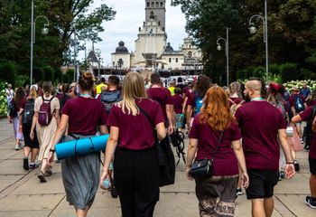 Nie ubieraj tego na pielgrzymkę. Kara może być surowa