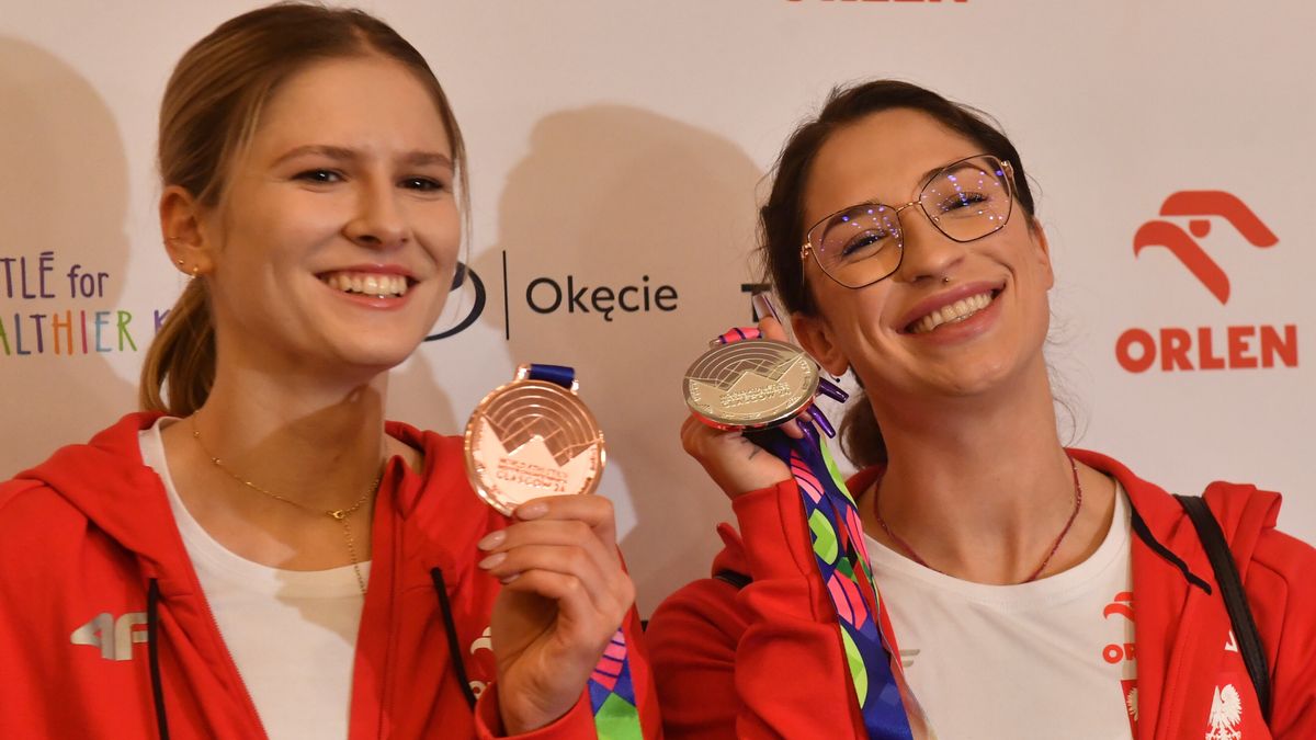 Warszawa, 04.03.2024. Ewa Swoboda (P) i Pia Skrzyszowska (L) podczas konferencji prasowej w Warszawie, 04 bm. Polskie lekkoatletki wróciły z halowych mistrzostw świata w Glasgow, gdzie zdobyły dwa medale � srebrny sprinterka Ewa Swoboda i brązowy płotkarka Pia Skrzyszowska. (mk) PAP/Piotr Nowak