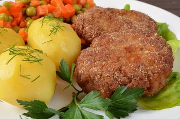 Ścieram kawałek i dorzucam do mielonego mięsa. Takie kotlety są smaczniejsze niż tradycyjne