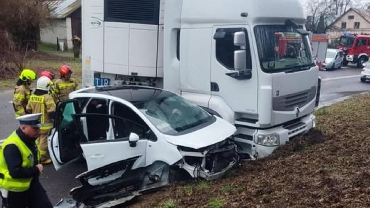 Zderzenie ciężarówki z samochodem osobowym na DK17