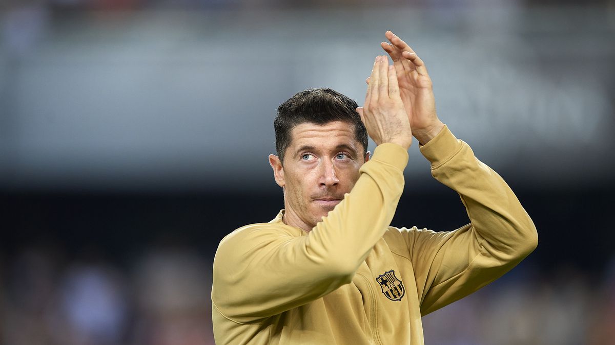 VALENCIA, SPAIN - OCTOBER 29: Robert Lewandowski of FC Barcelona reacts prior to the LaLiga Santander match between Valencia CF and FC Barcelona at Estadio Mestalla on October 29, 2022 in Valencia, Spain. (Photo by Silvestre Szpylma/Quality Sport Images/Getty Images)