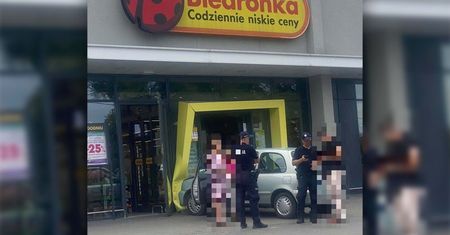Pomyliła gaz z hamulcem. Wjechała w witrynę sklepu Biedronka