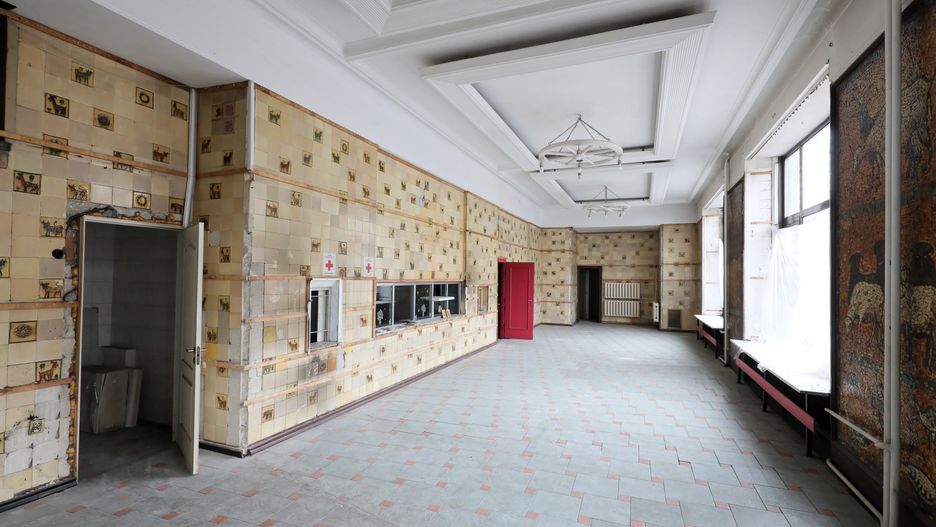 Warszawa. Podczas remontu baru odkryto kafle ceramiczne