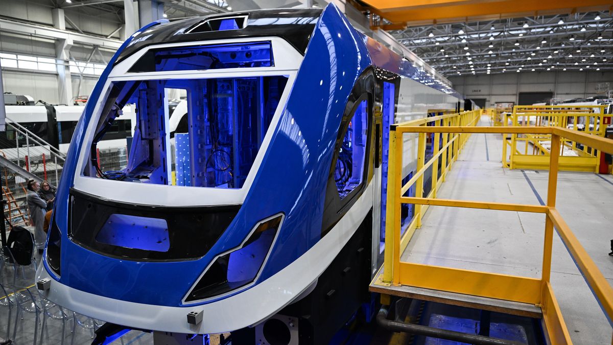 Nowy Sącz, 18.02.2026. Fabryka NEWAG S.A. w Nowym Sączu, 18 bm. Wizytę techniczną w fabryce złożył minister infrastruktury Dariusz Klimczak. (jm) PAP/Darek Delmanowicz