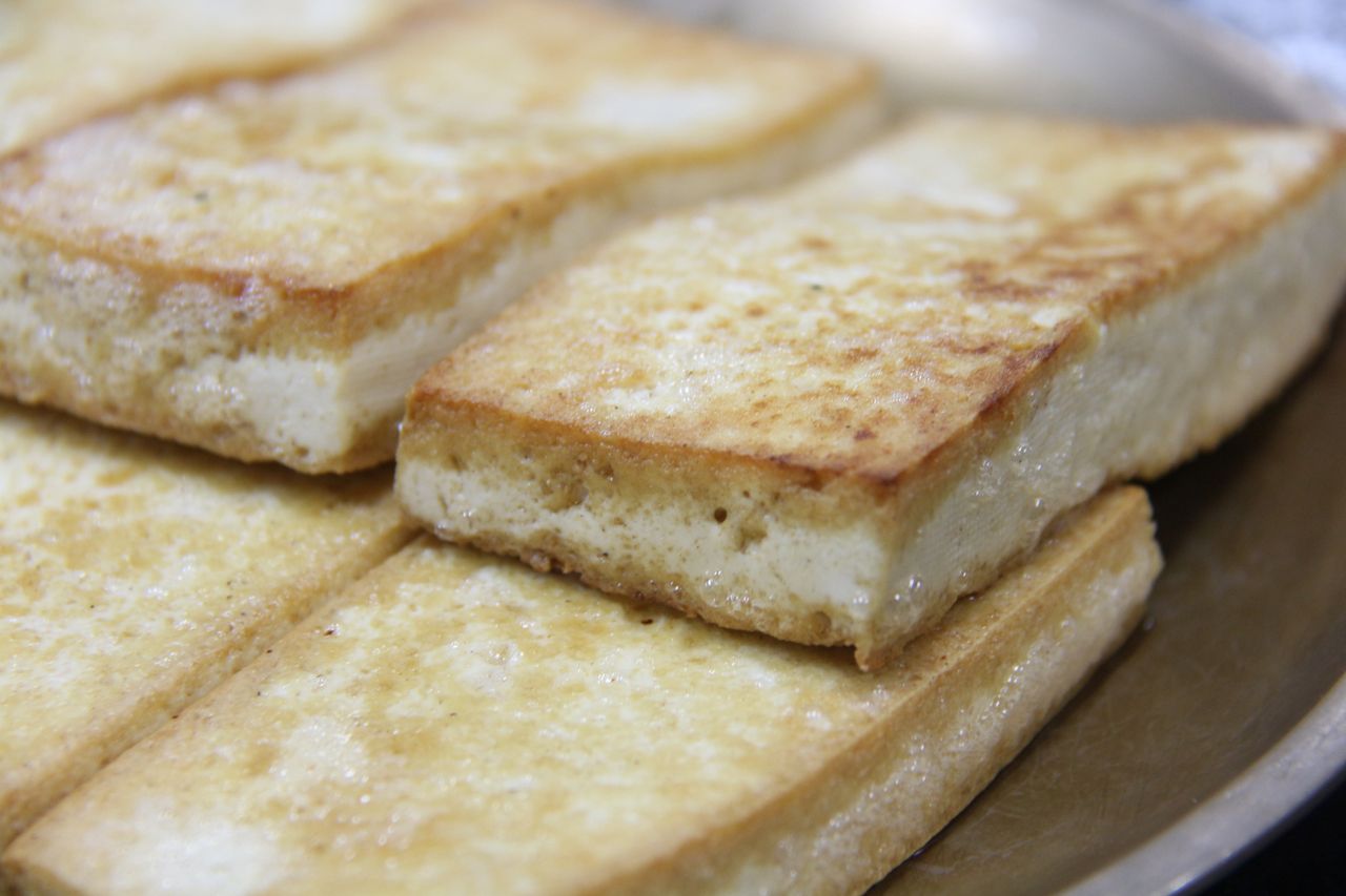 Koniec z nudnym śniadaniem. Postaw na nietypowe tosty i zjedz je z fasolką