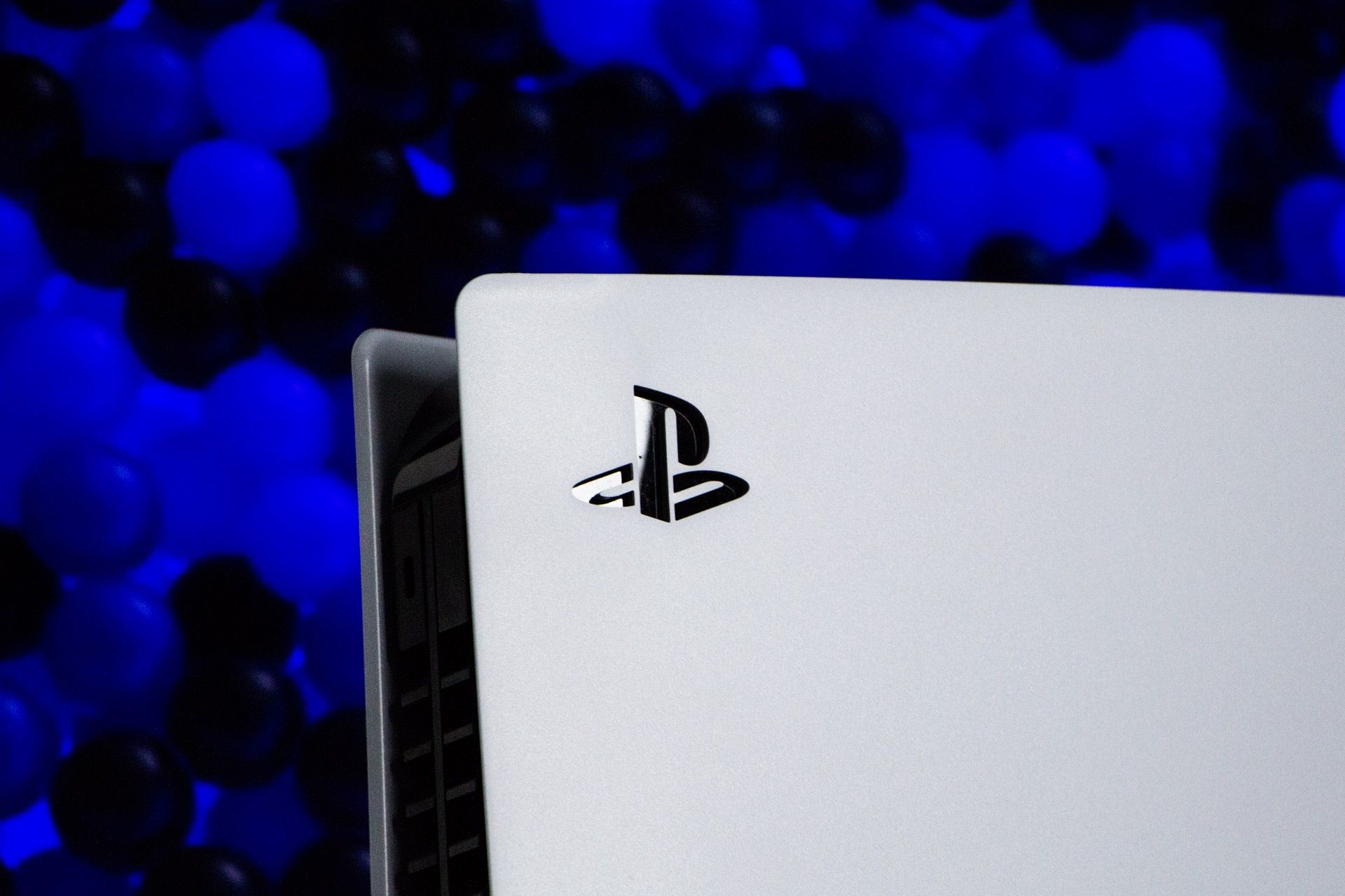 PS5 - znaczek PlayStation na boku obudowy