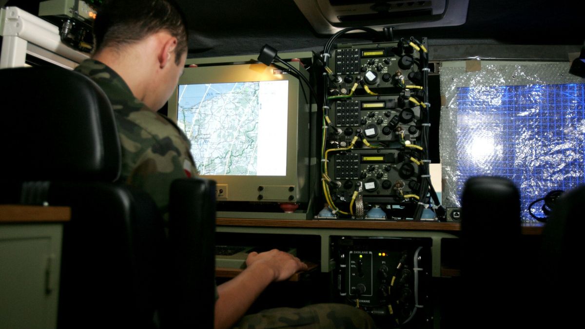 Reporter Poland 200611.08.2006 Warszawa  Radwar Sprzet wojskowy wyposarzony w radary produkowane w Radwarze n/z Pojazdy dowodzenia Fot Maciej Macierzynski/REPORTERMacierzynski/REPORTER