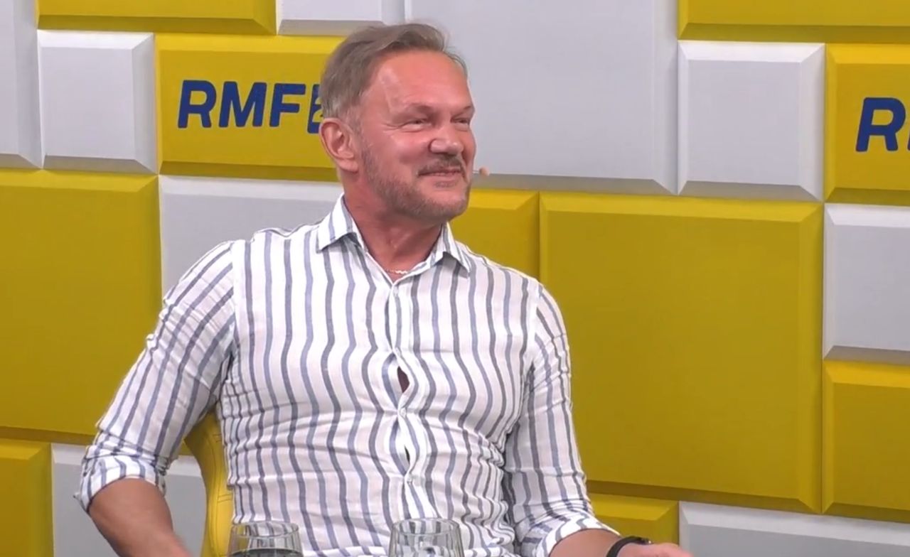 Cezary Pazura w studio RMF24, widać, że jest w dobrym nastroju mimo kontuzji