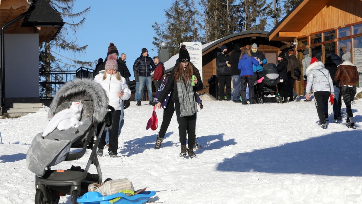 Narciarze skorzystali ze słonecznej pogody- tłumnie odwiedzili w niedzielę beskidzkie, podhalańskie i sudeckie kurorty. 