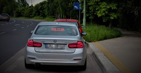 Impreza na środku drogi. Pijani mężczyźni usiłowali naprawić auto