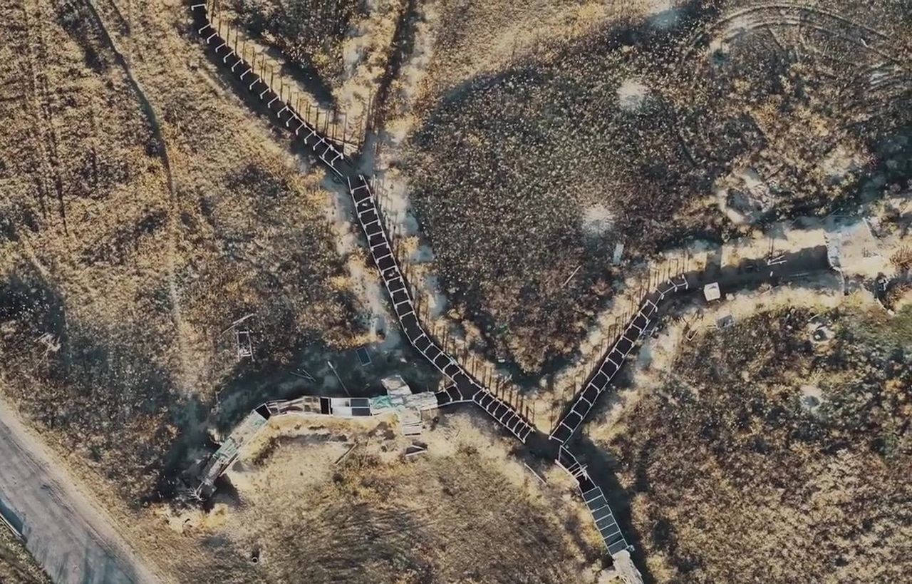 Russian trenches secured with photovoltaic panels